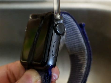 how to clean apple watches.